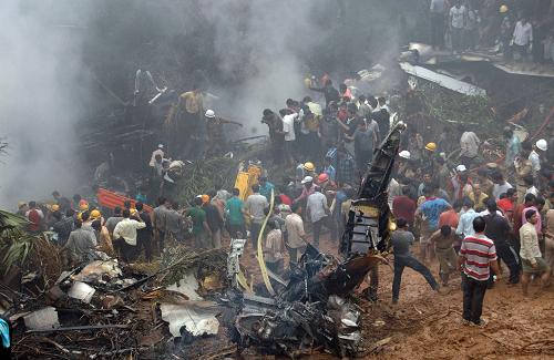 Rescue personnel work at the scene of a plane crash in Mangalore May 22, 2010. [Xinhua]