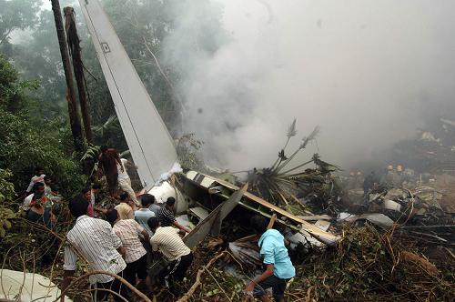 Rescue personnel work at the scene of a plane crash in Mangalore May 22, 2010. [Xinhua]