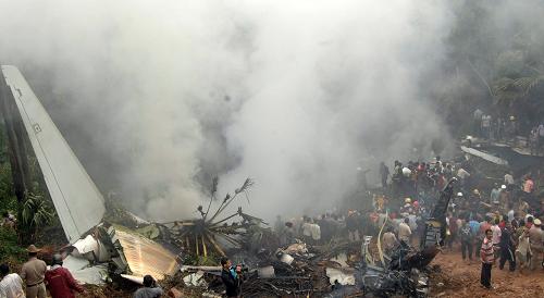 Rescue personnel work at the scene of a plane crash in Mangalore May 22, 2010. [Xinhua]