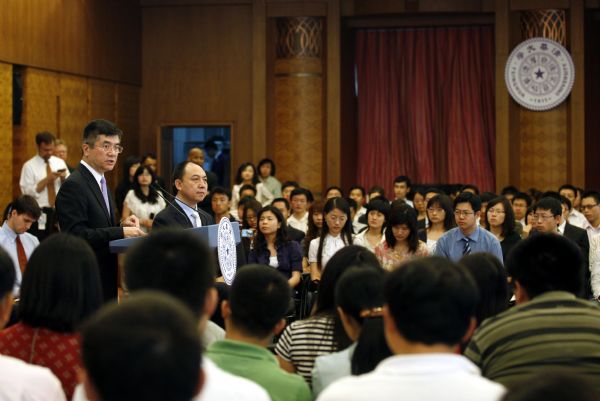 U.S. Commerce Secretary Gary Locke delivers a speech at Qinghua University in Beijing, capital of China, on May 21, 2010. [Xinhua]