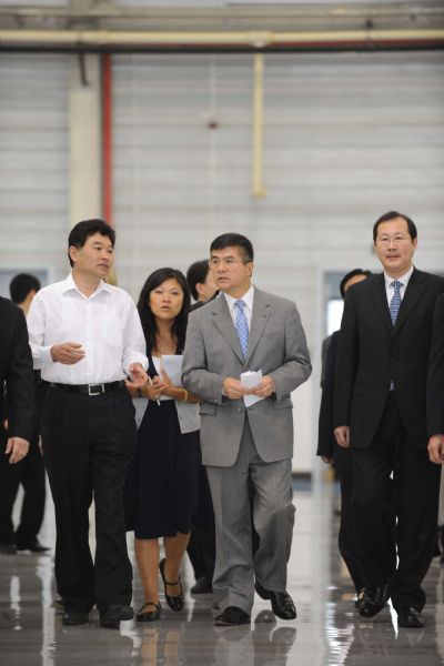 U.S. Commerce Secretary Gary Locke (C) visits the United Solar Jinneng (Tianjin) Energy Co., Ltd. in Tianjin, north China, May 22, 2010. [Xinhua]