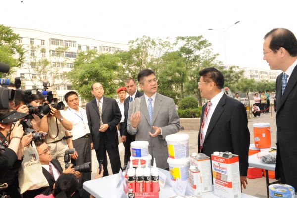U.S. Commerce Secretary Gary Locke (R3) visits the Home Basix hardware store in Tianjin, north China, May 22, 2010. [Xinhua]