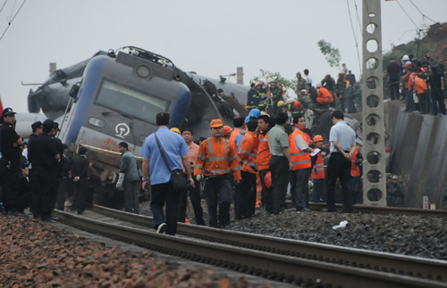 At least 3 killed as passenger train derails in E China