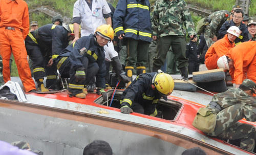 At least 3 killed as passenger train derails in E China
