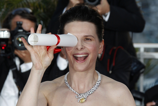 Juliette Binoche poses with her award for her Best Actress best actress prize for her role in Iranian director Abbas Kiarostami's film 'Certified Copy' during the award ceremony of the 63rd Cannes Film Festival May 23, 2010. 