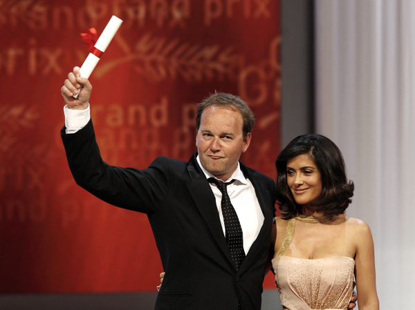  Director Xavier Beauvois (L), awarded for the Grand Prix Award, poses with actress Salma Hayek during the award ceremony of the 63rd Cannes Film Festival May 23, 2010.
