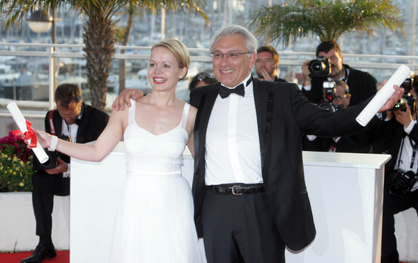 Armenian director Serge Avedikian (R) poses after winning the Best Short Film award for his film 'Chienne d'Histoire' during the closing ceremony at the 63rd Cannes Film Festival in France, May 23, 2010.
