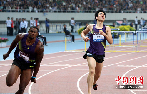 Liu Xiang of China competes during the men&apos;s 110m hurdles at the IAAF Diamond League athletic meeting in Shanghai, east China, May 23, 2010. Liu ranked the third with 13.40 seconds.