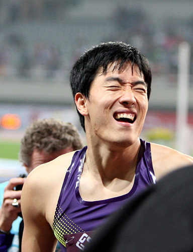 Liu Xiang (R) of China in the men&apos;s 110m Hurdles at the IAAF Diamond League athletics meet in Shanghai May 23, 2010.[Photo]