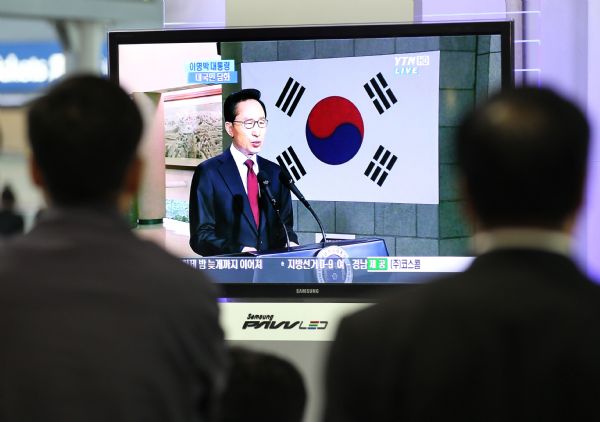 People watch on TV a speech by South Korean President Lee Myung-bak in Seoul May 24, 2010. Lee Myung-bak said Monday his country will resort to measures of self-defense in case of further military provocation of the Democratic People&apos;s Republic of Korea (DPRK), calling Pyongyang&apos;s alleged sinking of its warship in late March work of a surprise torpedo attack. [Xinhua]