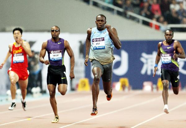 Usain Bolt (2nd, R) of Jamaica competes in the men's 200 metres race at the IAAF Diamond League athletic meeting in Shanghai, east China, May 23, 2010. Bolt won the champion with 19.76 seconds. (Xinhua/Fan Jun)