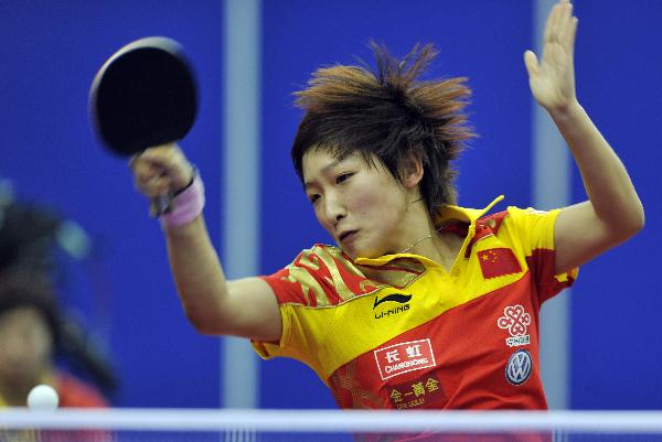 Liu Shiwen of China returns the ball to Debora Vivarelli of Italy during their women's team group A match at the 50th World Team Table Tennis Championships in Moscow, capital of Russia, May 23, 2010. Liu won 3-0 and China won 3-0. (Xinhua/Tao Xiyi) 