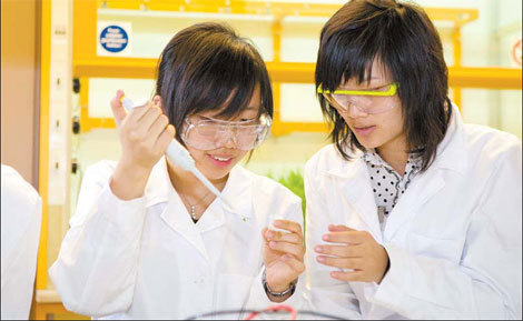 Award winners at Bayer AG's crop science lab in Germany. [China Daily] 