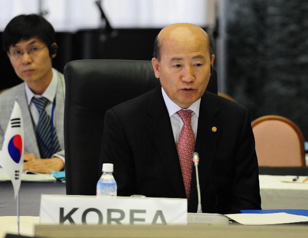 South Korean Environment Minister Lee Maan-Ee addresses the 12th Tripartite Environment Ministers Meeting among China, Japan and South Korea in Tomakomai of Hokkaido, May 23, 2010. [Xinhua]