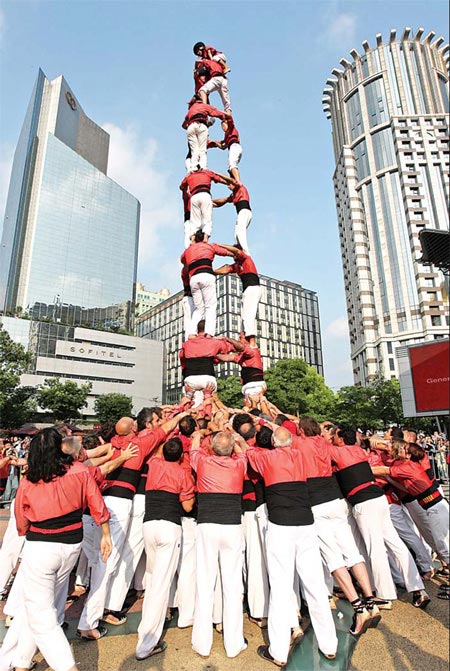 Human tower spectacle on Nanjing Road