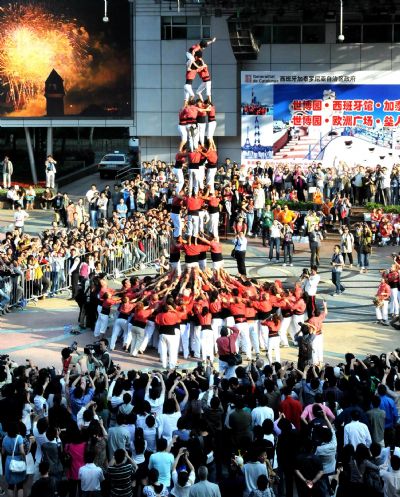 Human tower spectacle on Nanjing Road