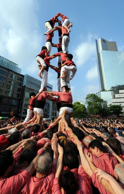 Human tower spectacle on Nanjing Road