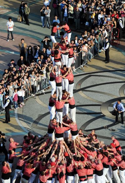 Human tower spectacle on Nanjing Road