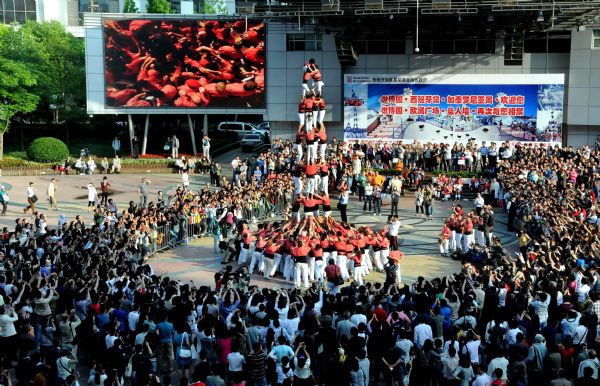 Human tower spectacle on Nanjing Road