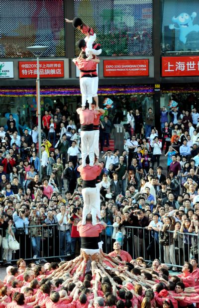 Human tower spectacle on Nanjing Road