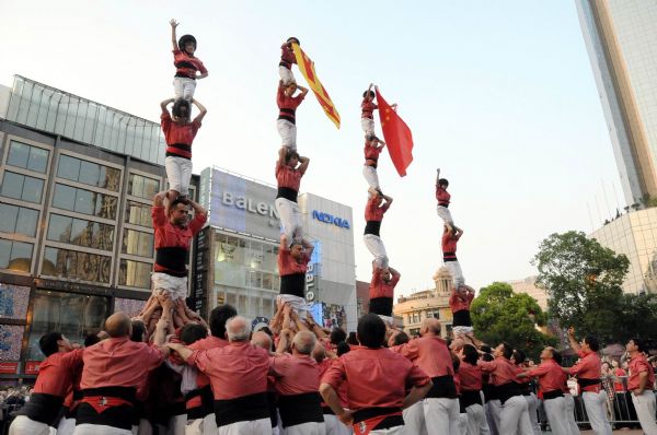 Human tower spectacle on Nanjing Road