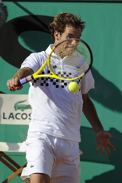 Richard Gasquet of France returns a shot during the men's singles first round match against Andy Murray of Britain at the French Open tennis tournament at Roland Garros in Paris, capital of France, May 24, 2010. Gasquet lost the game by 2-3. (Xinhua/Laurent Zabulon)