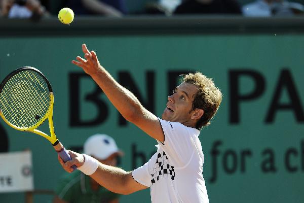 Richard Gasquet of France serves during the men's singles first round match against Andy Murray of Britain at the French Open tennis tournament at Roland Garros in Paris, capital of France, May 24, 2010. Gasquet lost the game by 2-3. (Xinhua/Laurent Zabulon)