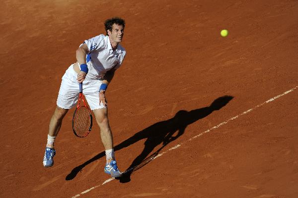 Andy Murray of Britain returns a shot during the men's singles first round match against Richard Gasquet of France at the French Open tennis tournament at Roland Garros in Paris, capital of France, May 24, 2010. Murray won by 3-2 and advanced to the next round. (Xinhua/Laurent Zabulon) 