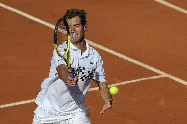 Richard Gasquet of France returns a shot during the men's singles first round match against Andy Murray of Britain at the French Open tennis tournament at Roland Garros in Paris, capital of France, May 24, 2010. Gasquet lost the game by 2-3. (Xinhua/Laurent Zabulon)