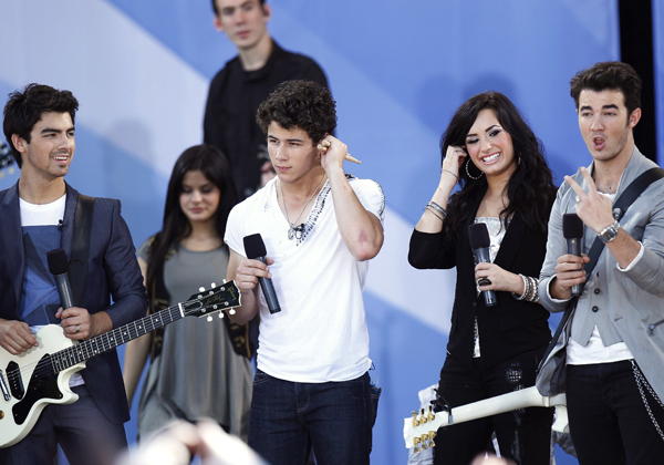 Joe Jonas, Demi Lovato end 'blossoming roma