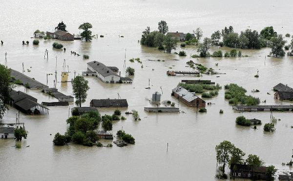 An aerial view shows the flooded village in Central Poland May 24, 2010. The death toll from the worst floods to hit Poland in over a decade reached 15 on Monday, as flood waters spread towards the north of the country and burst through a dyke, officials said. [Xinhua/Reuters ]