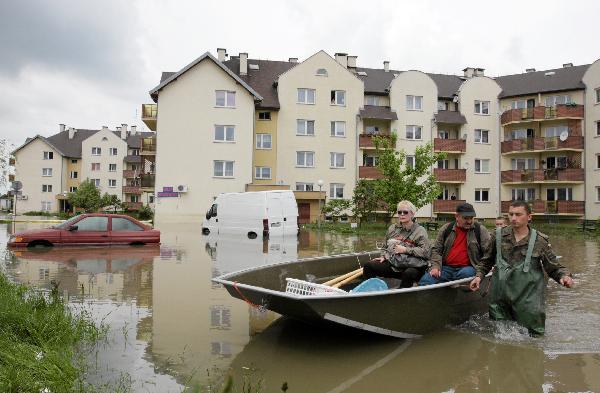 People use a boat to transport goods in the flooded district of Wroclaw May 24, 2010. [Xinhua/Reuters]