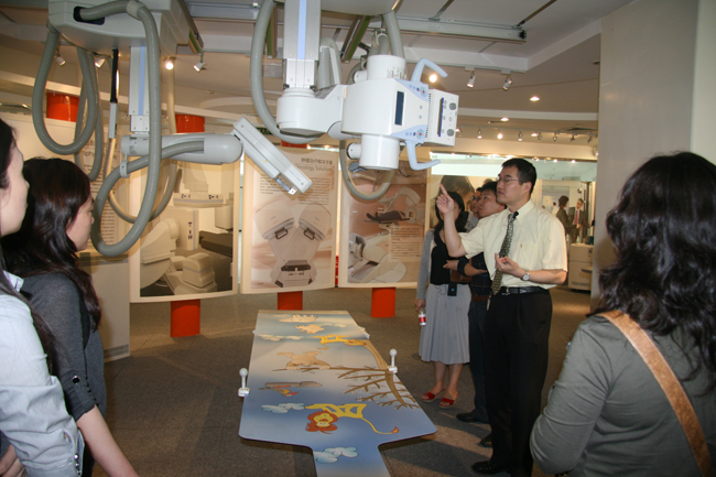 An employee introduces journalists the latest healthcare equipments of Siemens Shanghai International Medical Zone on May 18, 2010 in Shanghai. [Lu Na/China.org.cn]