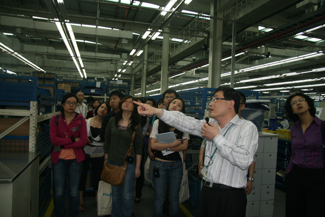 Journalists visited Siemens Energy Customer Center China and Siemens Switchgear Ltd. on May 18, 2010 in Shanghai. [Lu Na/China.org.cn]