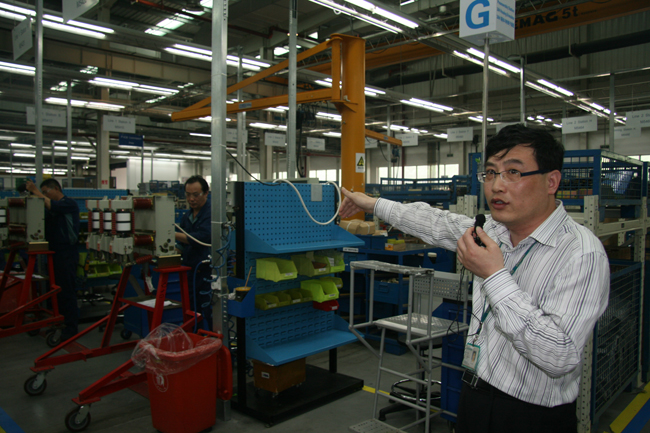 Journalists visited Siemens Energy Customer Center China and Siemens Switchgear Ltd. on May 18, 2010 in Shanghai. [Lu Na/China.org.cn]