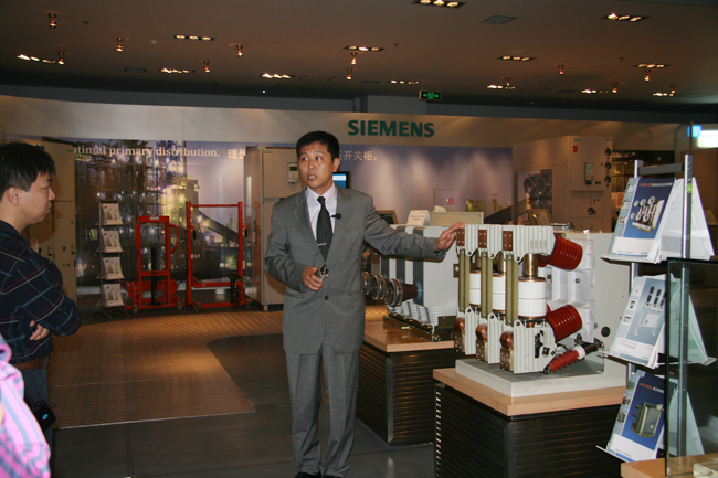 Journalists visited Siemens Energy Customer Center China and Siemens Switchgear Ltd. on May 18, 2010 in Shanghai. [Lu Na/China.org.cn]