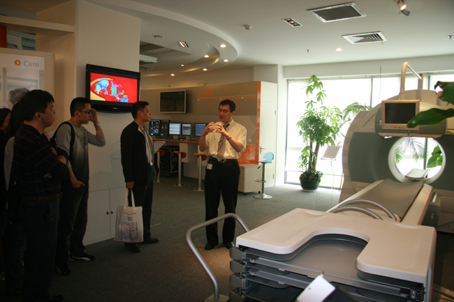 An employee introduces journalists the latest healthcare equipments of Siemens Shanghai International Medical Zone on May 18, 2010 in Shanghai. [Lu Na/China.org.cn]