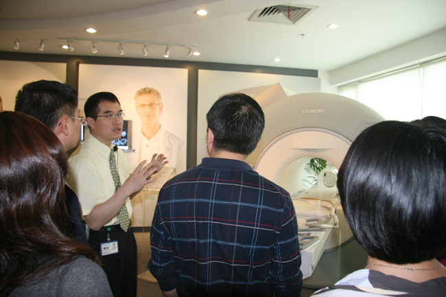 An employee introduces journalists the latest healthcare equipments of Siemens Shanghai International Medical Zone on May 18, 2010 in Shanghai. [Lu Na/China.org.cn]