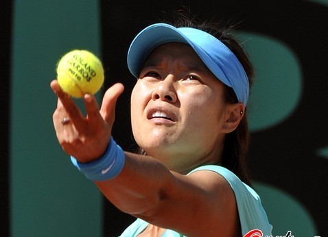 Chinese No 1 Li Na reached the French Open second round after edging French 17-year-old Kristina Mladenovic 7-5, 6-3 on Monday but said it had been her worst performance of the year.