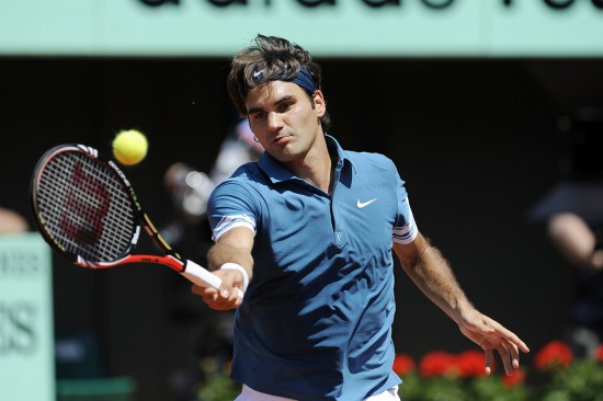 Top seed and defending champion Roger Federer began his campaign for a 17th Grand Slam title with a comfortable 6-4, 6-1, 6-2 win over Australia's Peter Luczak. 