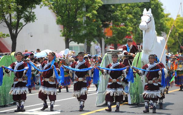 Parade for Inner Mongolia Week at Shanghai Expo