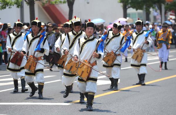 Parade for Inner Mongolia Week at Shanghai Expo