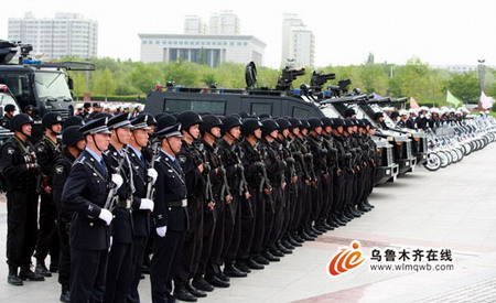 An anti-terrorism task force, dubbed 'Flying Tigers', assembles at a public square in Urumqi, Northwest China's Xinjing Uygur autonomous region, Saturday, May 22, 2010.[Photo/wlmqwb.com]