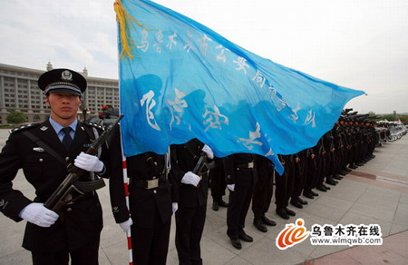 An anti-terrorism task force, dubbed 'Flying Tigers', assembles at a public square in Urumqi, Northwest China's Xinjing Uygur autonomous region, Saturday, May 22, 2010. [Photo/wlmqwb.com] 