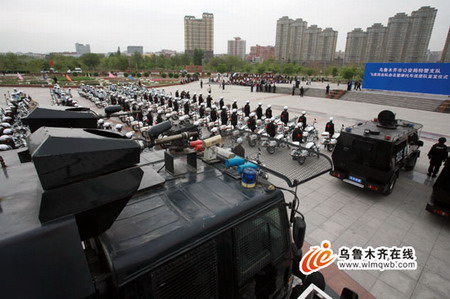 An anti-terrorism task force, dubbed 'Flying Tigers', assembles at a public square in Urumqi, Northwest China's Xinjing Uygur autonomous region, Saturday, May 22, 2010. [Photo/wlmqwb.com] 