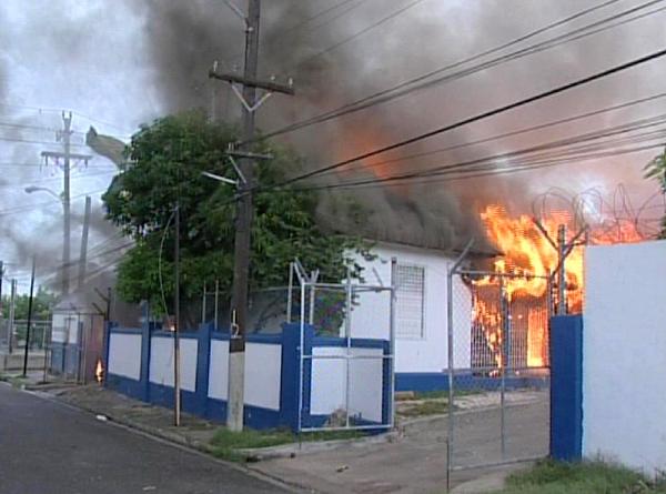 A police station in Jamaica was attacked on May 23, 2010. [Xinhua/Reuters]