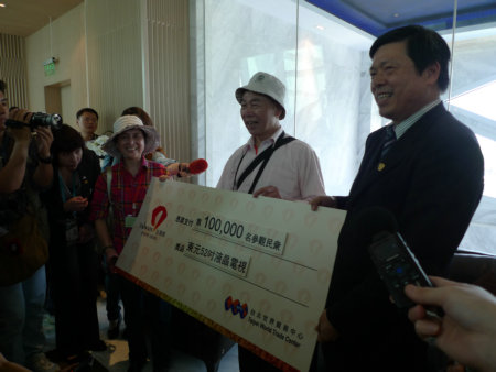 Liu Yunxiang, 63, a visitor from Hunan Province, was given a 52-inch television Tuesday, a surprise present from the Taiwan Pavilion for being its 100,000th visitor. Photo: Ni Dandan 