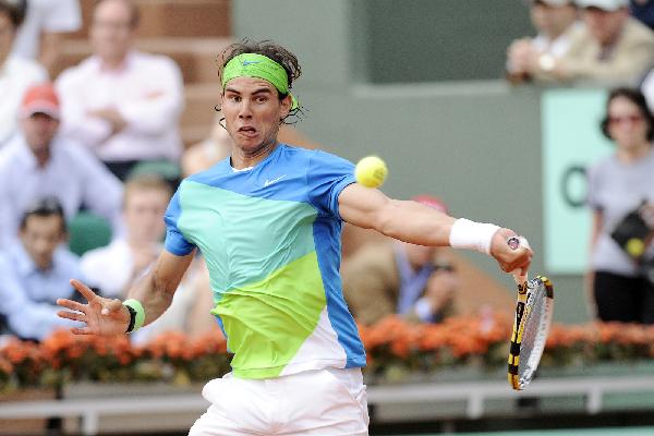 Rafael Nadal of Spain returns the ball to Gianni Mina of France during the men's singles first round match at the French Open tennis tournament at Roland Garros, Paris, capital of France, May 25, 2010. Nadal won 3-0. (Xinhua/Laurent Zabulon)