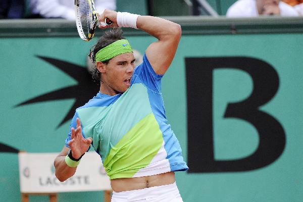 Rafael Nadal of Spain returns the ball to Gianni Mina of France during the men's singles first round match at the French Open tennis tournament at Roland Garros, Paris, capital of France, May 25, 2010. Nadal won 3-0. (Xinhua/Laurent Zabulon) 