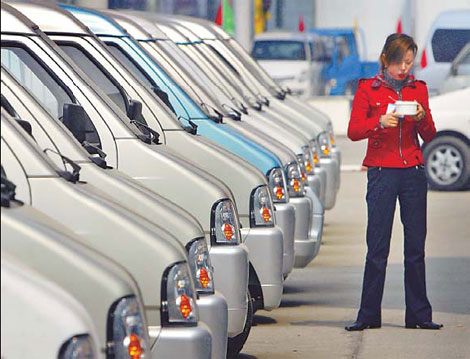 SAIC-GM-Wuling minivans are lined up at a dealership in Nanjing, Jiangsu province. The company has held the top sales position in China's minivan sector for four years. [China Daily]